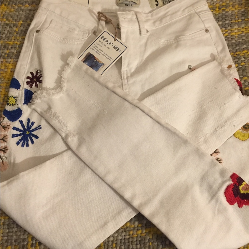 EMBROIDERED JEANS - Picture 5 of 6